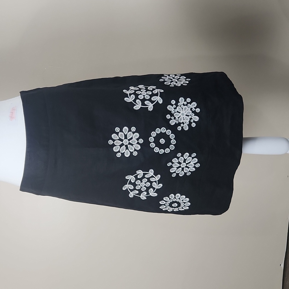 Carole little Embroidered flare woman skirt black and white side zipper size 4